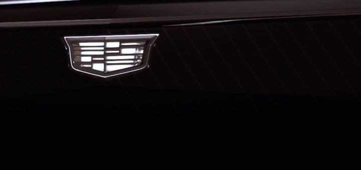 Cadillac показал светящийся логотип на совершенно новом кроссовере