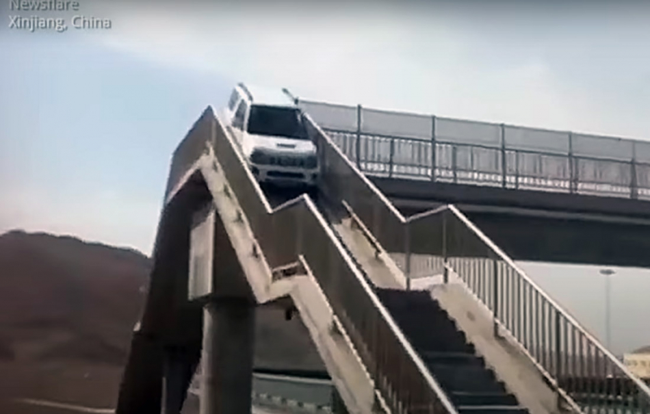 Suzuki Jimny заехал на надземный пешеходный переход для разворота (видео)
