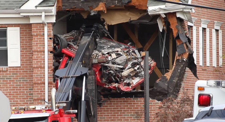 Спорткар Porsche влетел во второй этаж жилого дома в Нью-Джерси