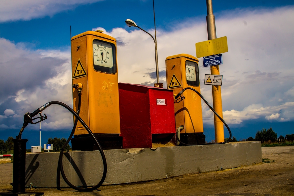 Ловушка на АЗС: как распознать недолив бензина на заправке