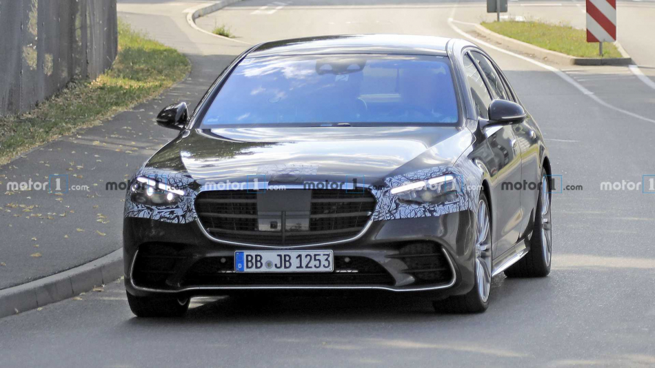 Новый Mercedes-Benz S-Class показал все кроме фар