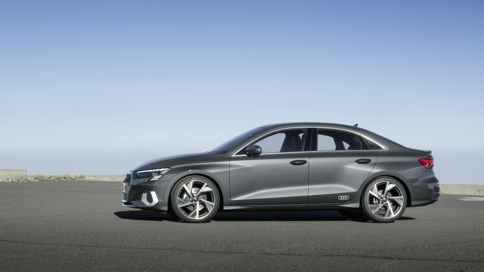 Audi A3 представили в правильном кузове