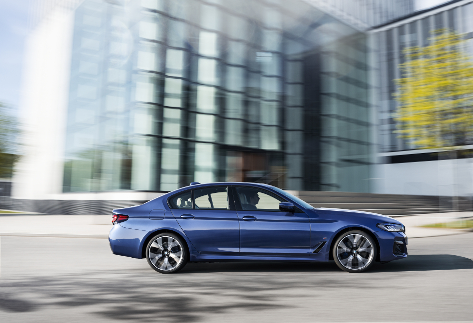 BMW назвала российские цены на обновленные 5-Series и 6-Series GT