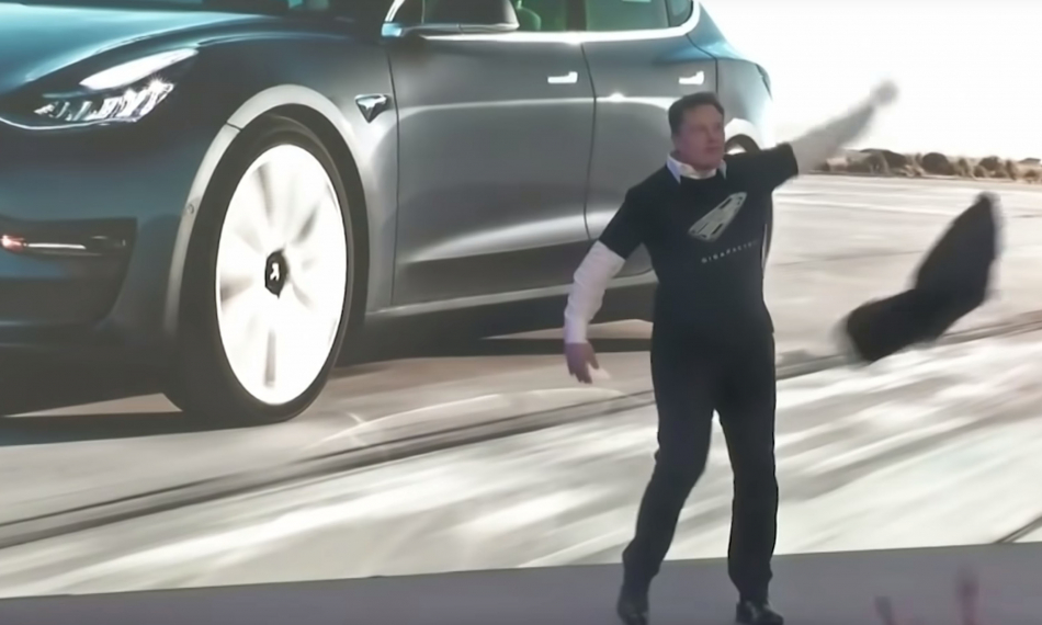 Илон Маск станцевал стриптиз на презентации Tesla в Китае