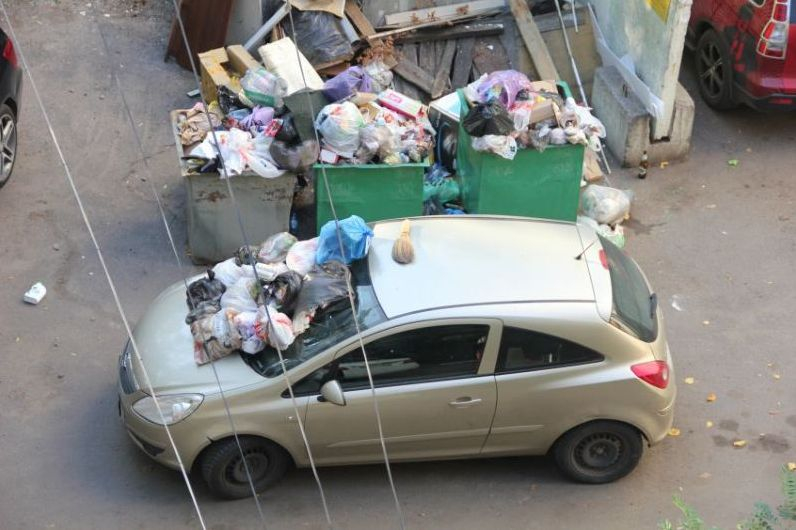 В Самаре назначили штраф за парковку у мусорок
