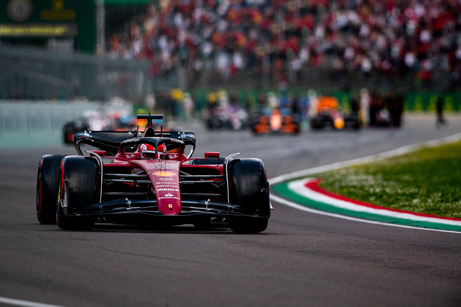 Шарль Леклер (Ferrari) лидирует в спринте Гран-при Эмилии-Романьи Формулы-1 2022 года в Имоле