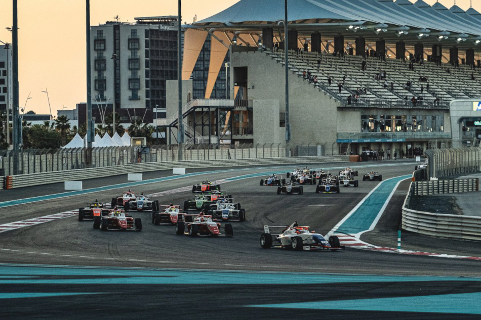 Никита Бедрин выиграл вторую гонку финала сезона Формулы-4 ОАЭ