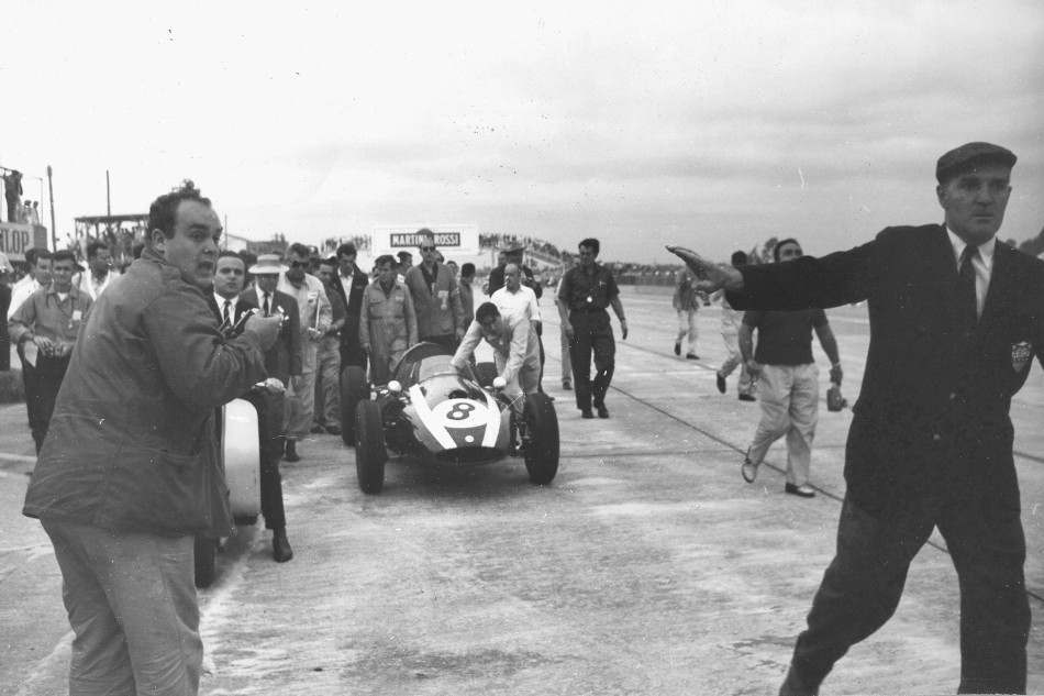 Джек Брэбэм толкает свою машину на финиш Гран-при США Формулы-1 сезона-1959