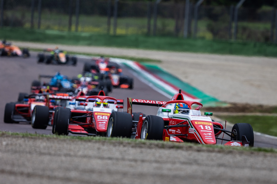 Беганович выиграл остановленную красными флагами гонку европейской Формулы-Regional