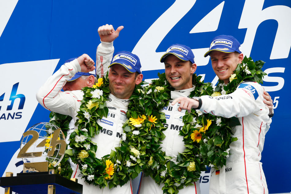 Экипаж Porsche (Ник Тэнди, Эрл Бамбер и Нико Хюлькенберг) на подиуме «24 часов Ле-Мана» 2015 года