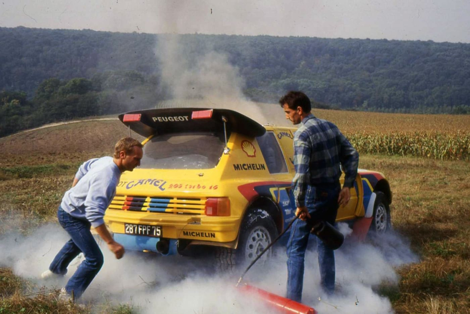 тушение пожара Peugeot 205 turbo 16 «Grand Raid»
