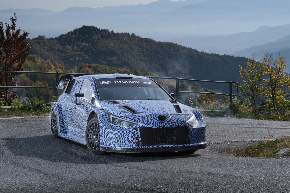 Машина Hyundai для WRC сезона-2022 проводит симуляцию ралли