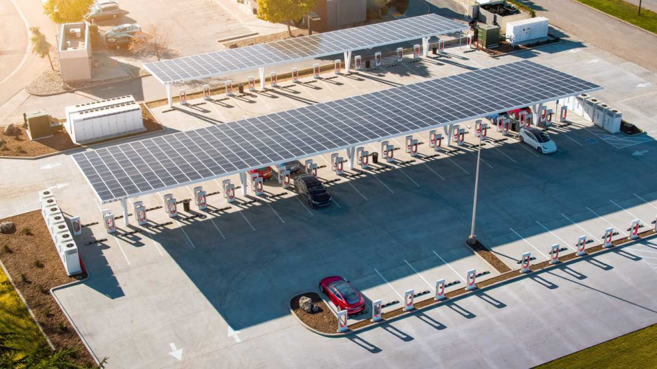Tesla добавит на зарядную станцию автомобильный кинотеатр и ресторан