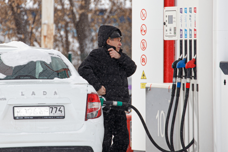 Бензин в России начал дешеветь