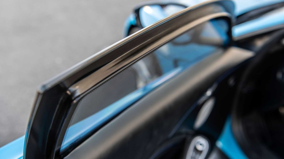 Представлен суперкар-броневик Aston Martin с дверными ручками-шокерам Фото 5