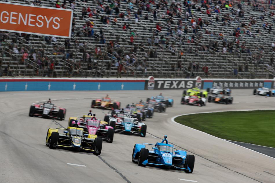 Скотт Диксон (Ganassi) лидирует в гонке Genesys 300 серии IndyCar 2021 года, Texas Motor Speedway, Форт-Уэрт, Техас