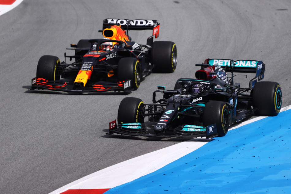 Макс Ферстаппен (Red Bull) и Льюис Хэмилтон (Mercedes) на Гран-при Испании Формулы-1 сезона-2021