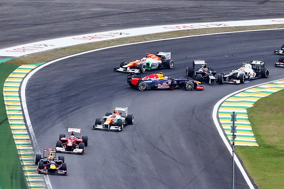 Столкновение Себастьяна Феттеля (Red Bull) и Бруно Сенны (Williams) на Гран-при Бразилии 2012 года