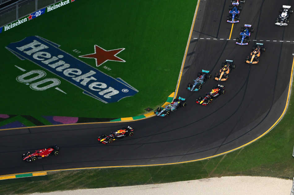 Шарль Леклер (Ferrari) лидирует на старте Гран-при Австралии Формулы-1 2022 года в Мельбурне