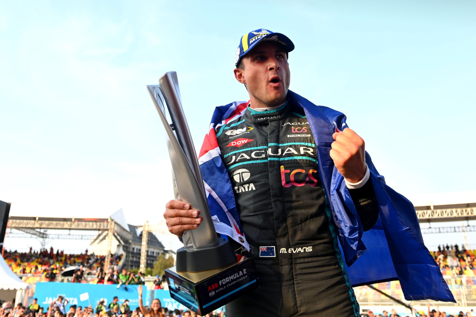 Митч Эванс (Jaguar) после победы на этапе Формулы-Е в Джакарте в 2022 году
