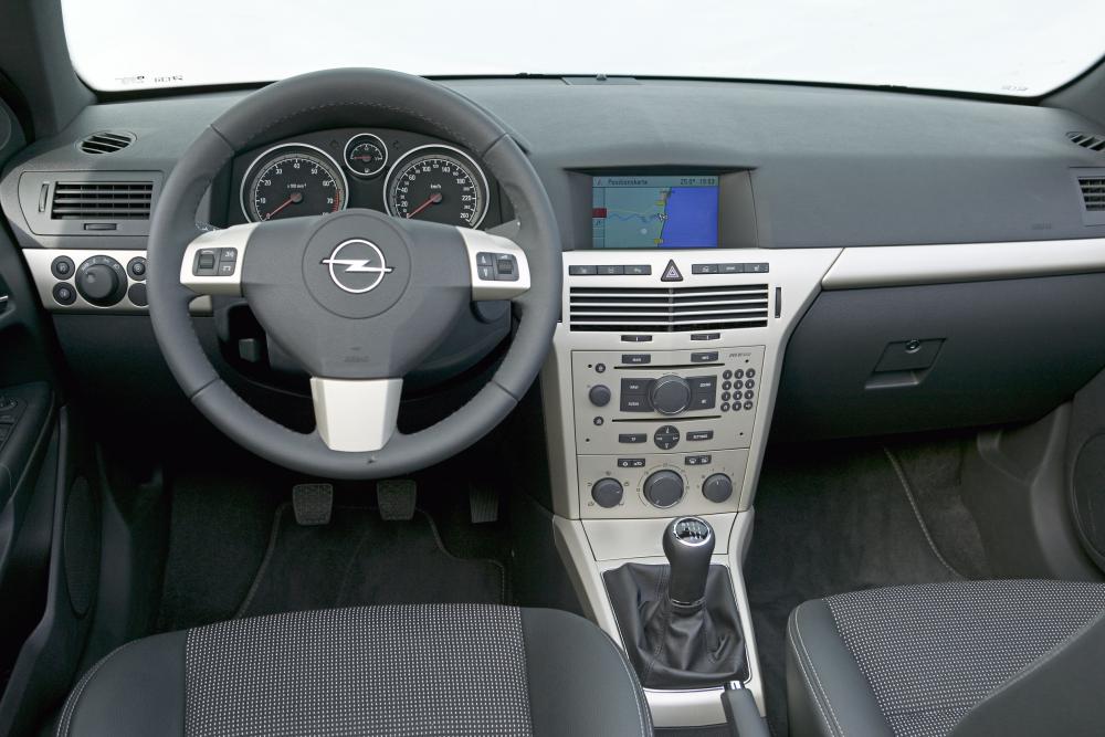 Opel Astra 3 поколение H (2006-2010) Кабриолет интерьер 