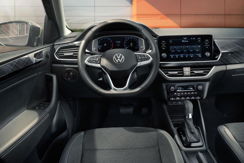 Volkswagen Polo 6 поколение (2020) Лифтбек интерьер 