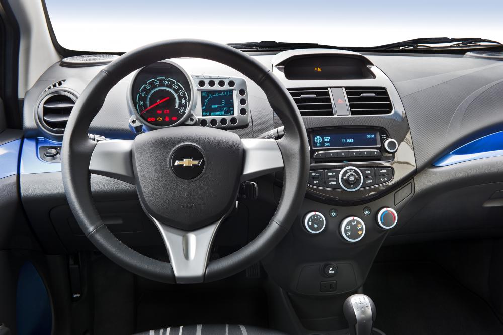 Chevrolet Spark M300 (2010-2015) Хетчбэк интерьер