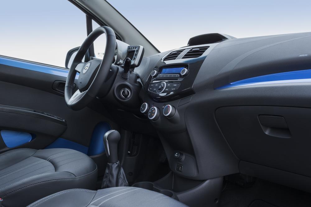 Chevrolet Spark M300 (2010-2015) Хетчбэк интерьер 