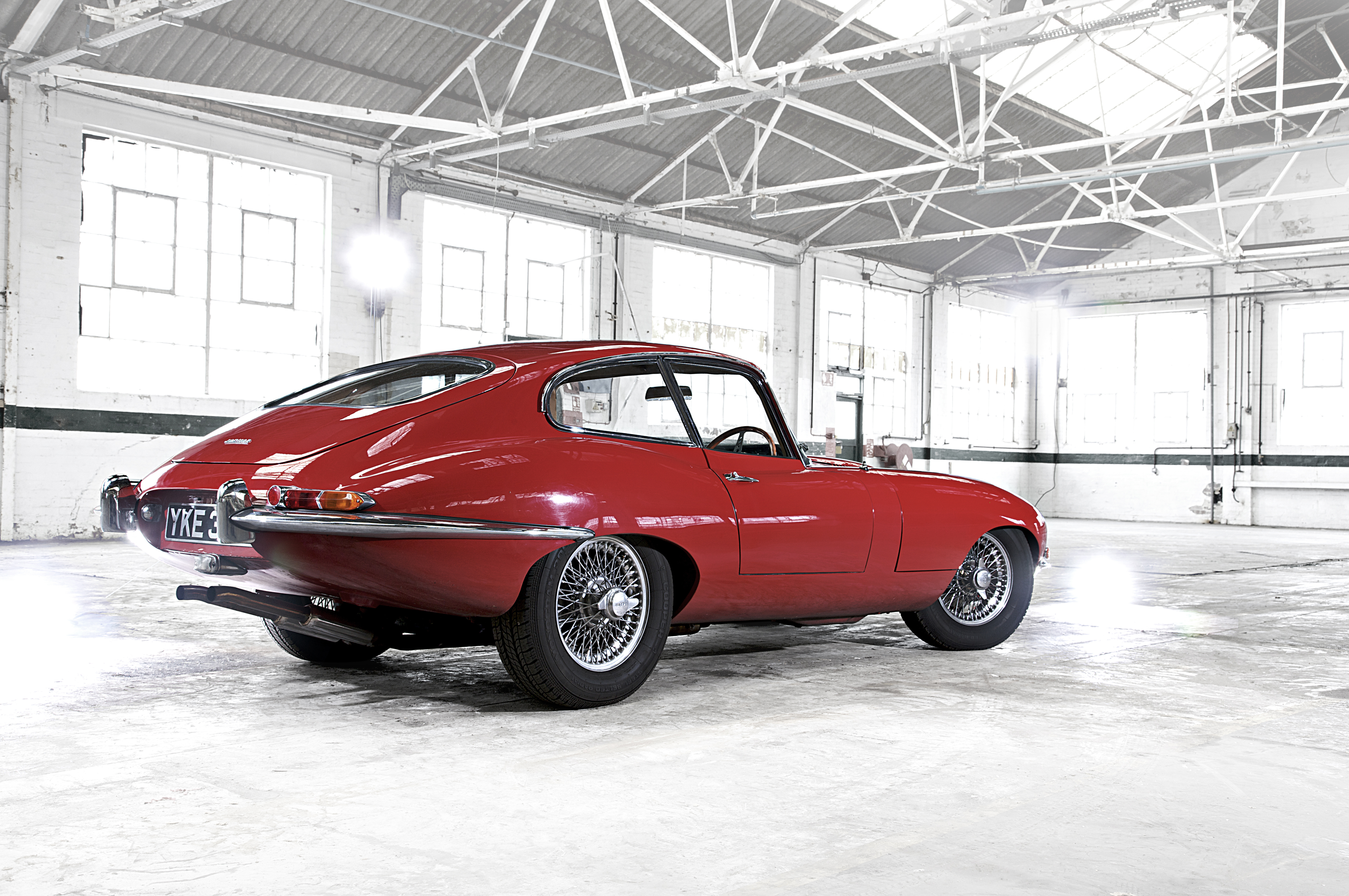 Красный тип. Jaguar e-Type 1961. Ягуар e Type. Ягуар e Type купе ретро. Ягуар Type 1961 e красный.