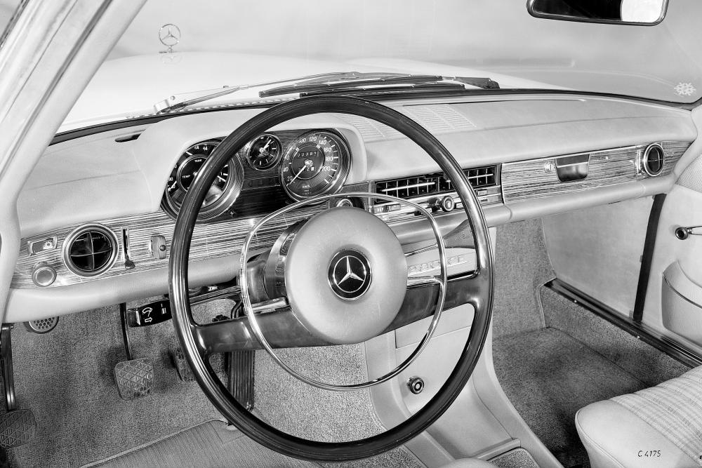 Mercedes-Benz W114 1 поколение (1967-1977) Седан интерьер