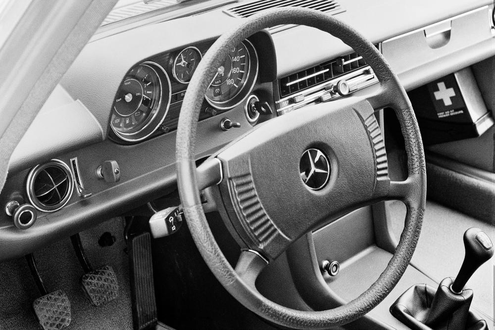 Mercedes-Benz W115 1 поколение (1968-1976) Седан интерьер