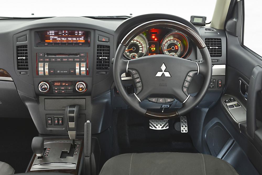 Mitsubishi Pajero 4 поколение рестайлинг Внедорожник 3-дв.