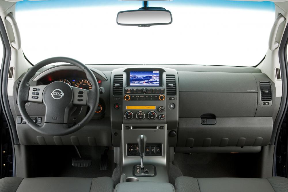 Nissan Navara D40 (2005-2010) Пикап Двойная кабина интерьер 