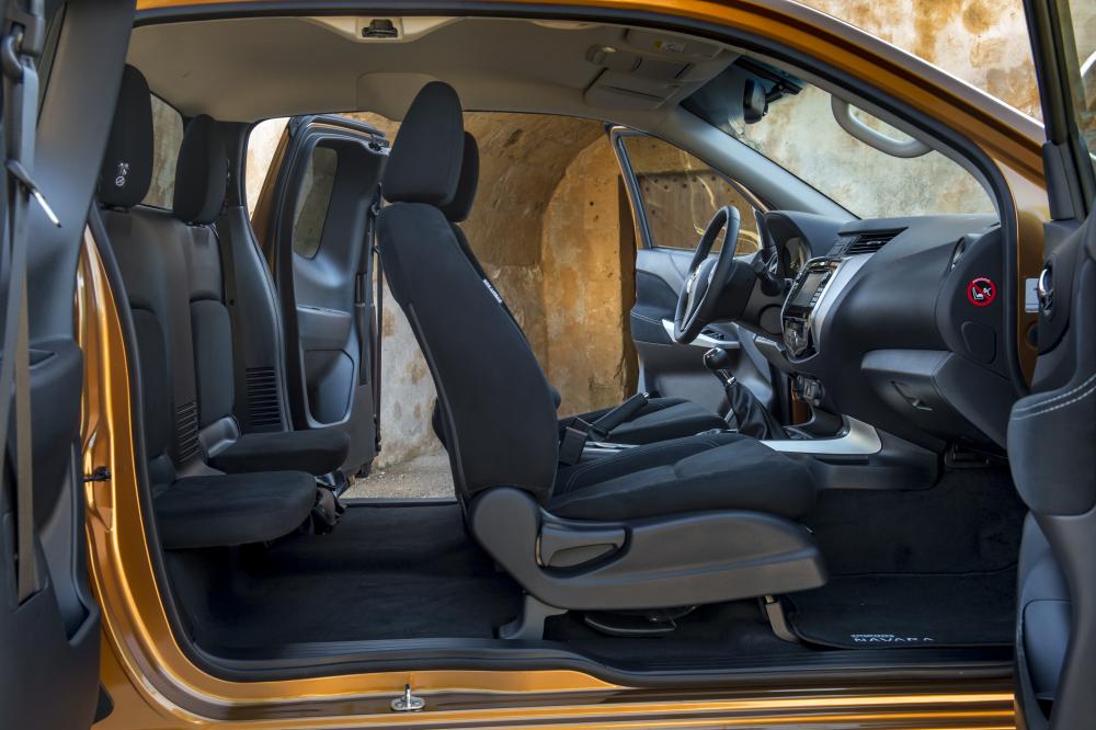 Nissan Navara D23 (2015) Пикап Полуторная кабина King-Cab интерьер 