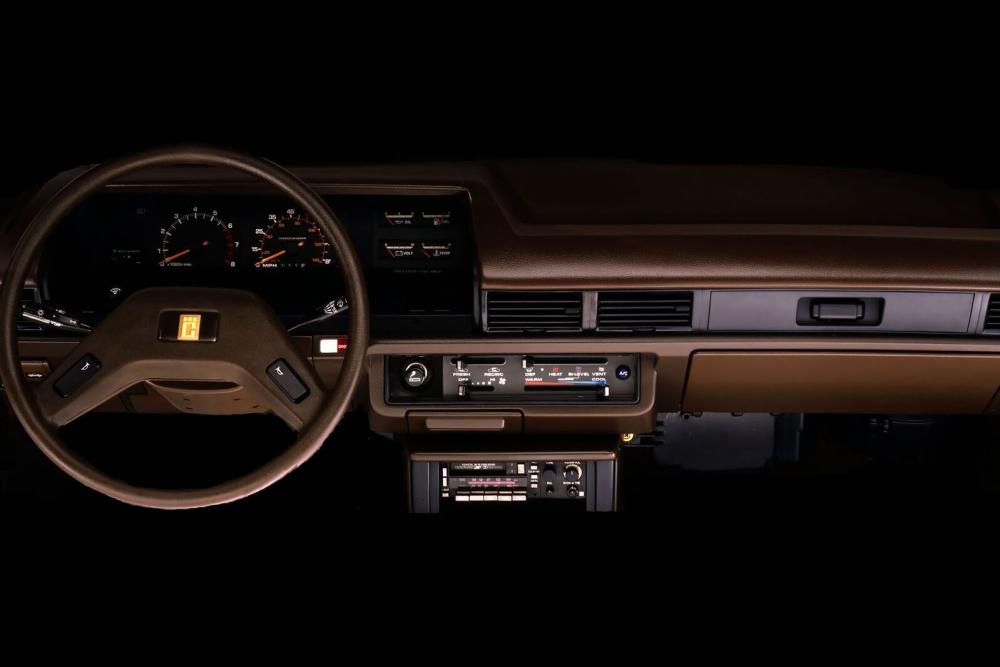 Toyota Corolla 4 поколение E70 (1979-1983) Лифтбек интерьер 