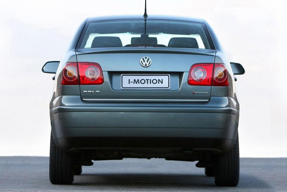 Volkswagen Polo 4 поколение рестайлинг седан вид сзади