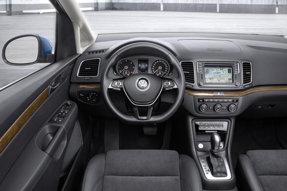 Volkswagen Sharan 2 поколение [рестайлинг] (2015-) Минивэн интерьер 
