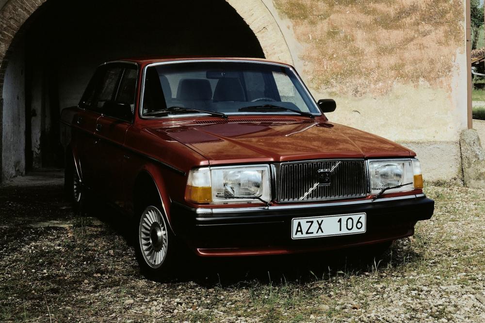 Volvo 260 1 поколение (1974-1983) Седан
