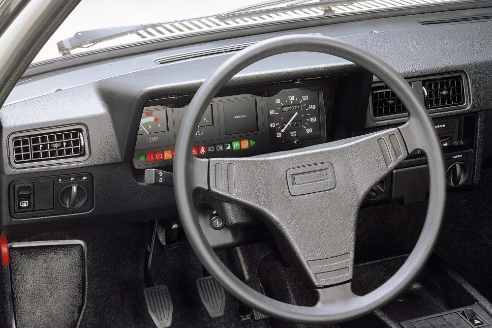 Volvo 300 Series 1 поколение (1975-1991) Седан интерьер 