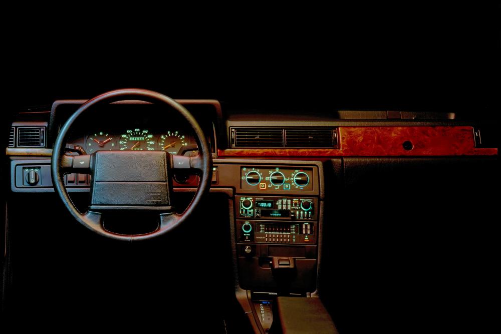 Volvo 780 1 поколение (1986-1991) интерьер 