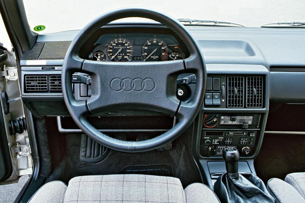 Audi 100 С3 (1982-1988) Седан интерьер 