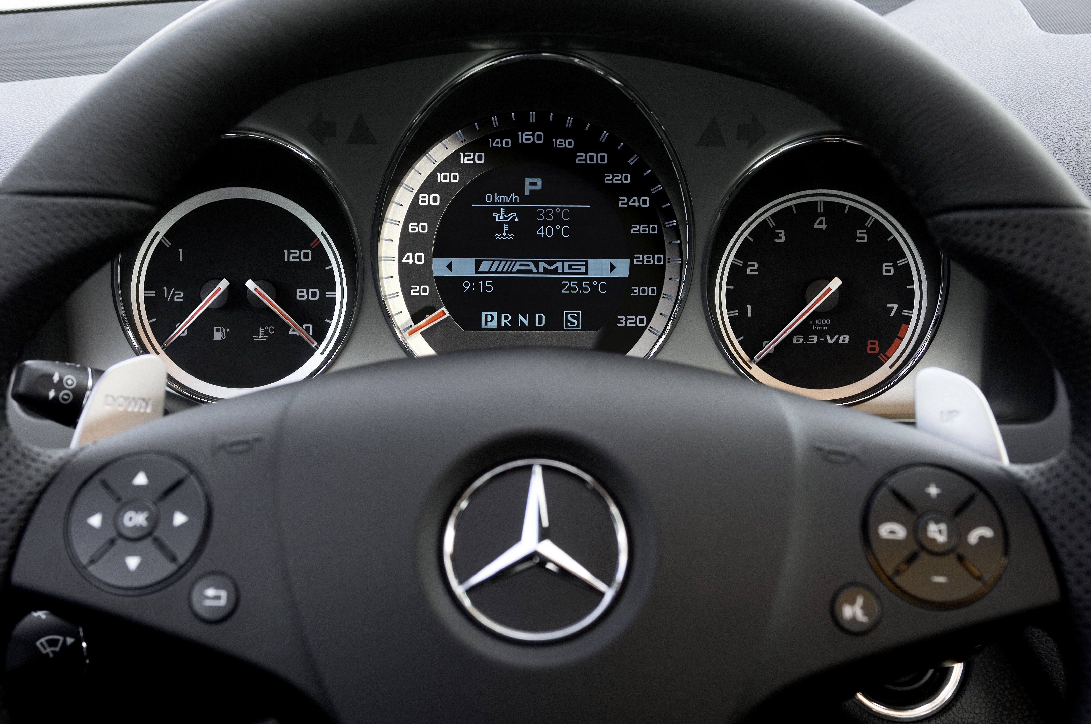 Скорость на новом автомобиле. Mercedes Benz c63 AMG спидометр. Mercedes-Benz w204. Приборная панель Mercedes w204. Спидометр Мерседес Бенц с класс w204.