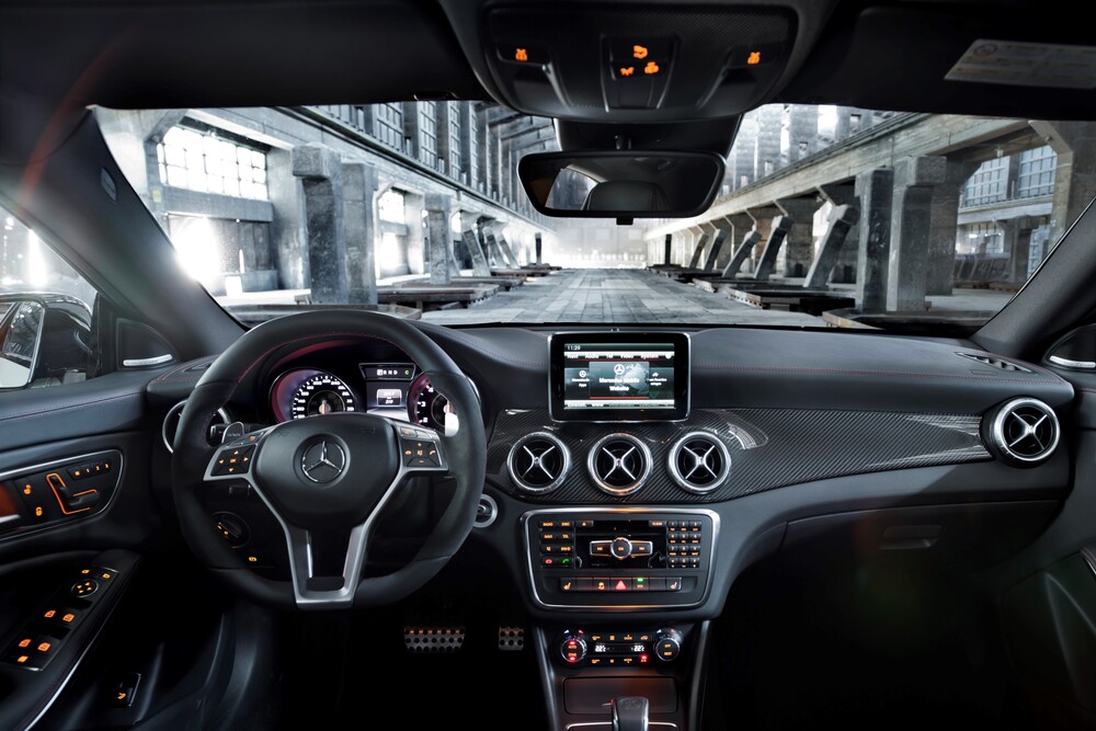 Mercedes-AMG CLA C117 (2013) Седан интерьер 