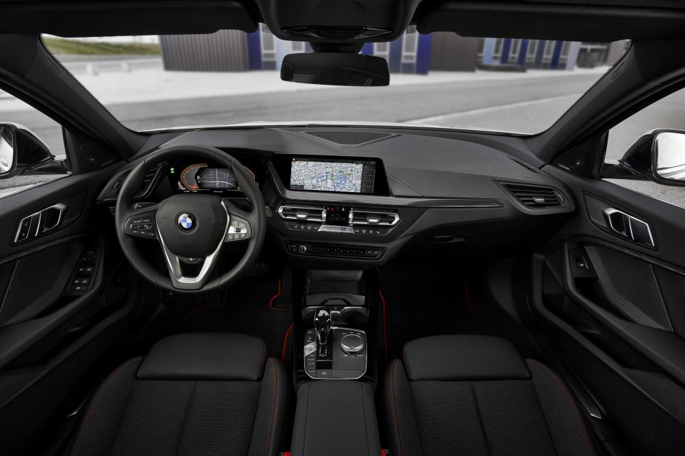 BMW 1 серия F40 3 поколение Хэтчбек 5 дв интерьер 