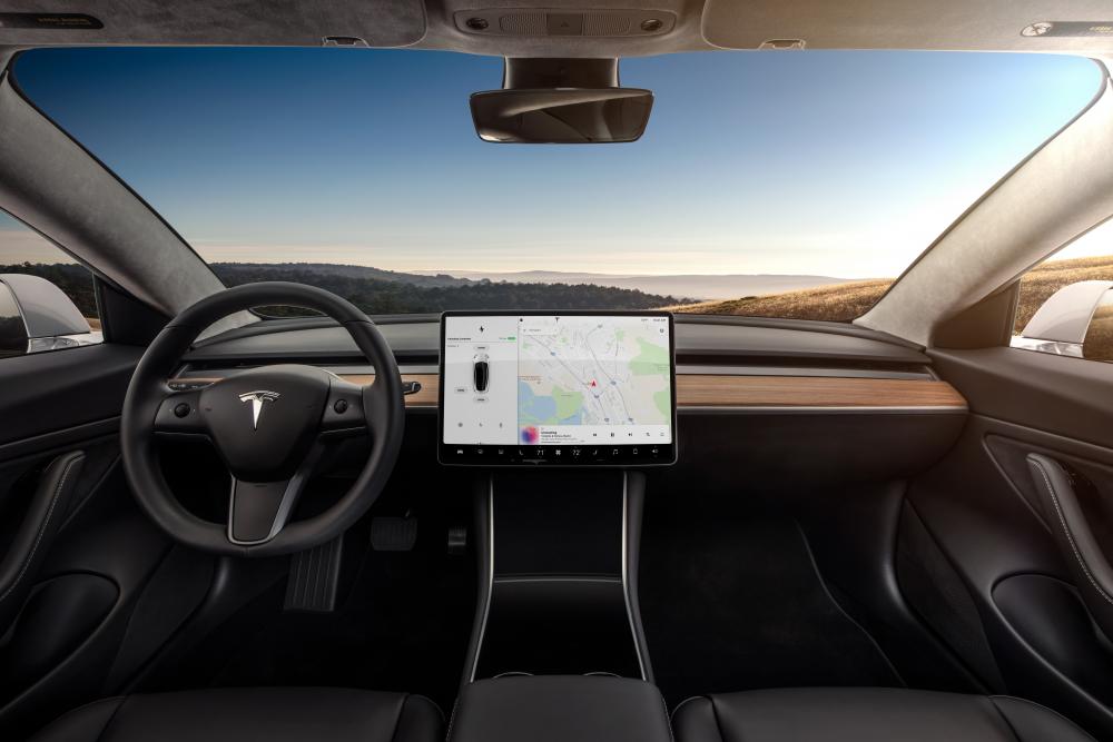 Tesla Model 3 1 поколение интерьер 