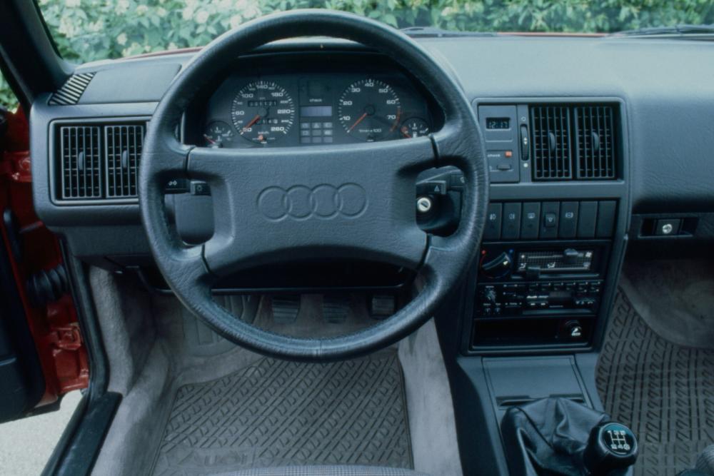 Audi 200 (1983-1991) Седан интерьер 