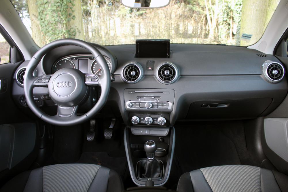 Audi A1 1 поколение 8X [рестайлинг] (2014-2018) Хетчбэк 3-дв. интерьер 