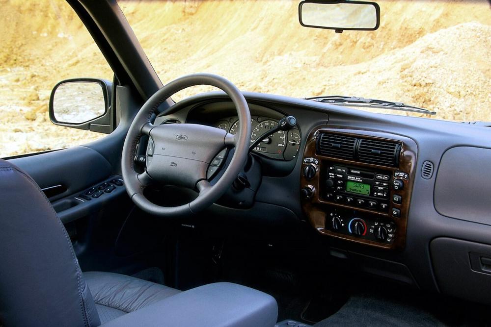 Ford Explorer 2 поколение внедорожник 5-дв. интерьер 