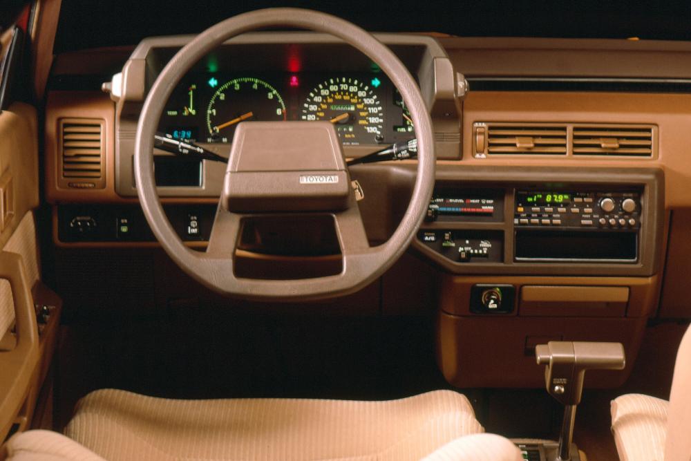 Toyota Camry V10 (1 поколение) (1982-1984) Седан интерьер 