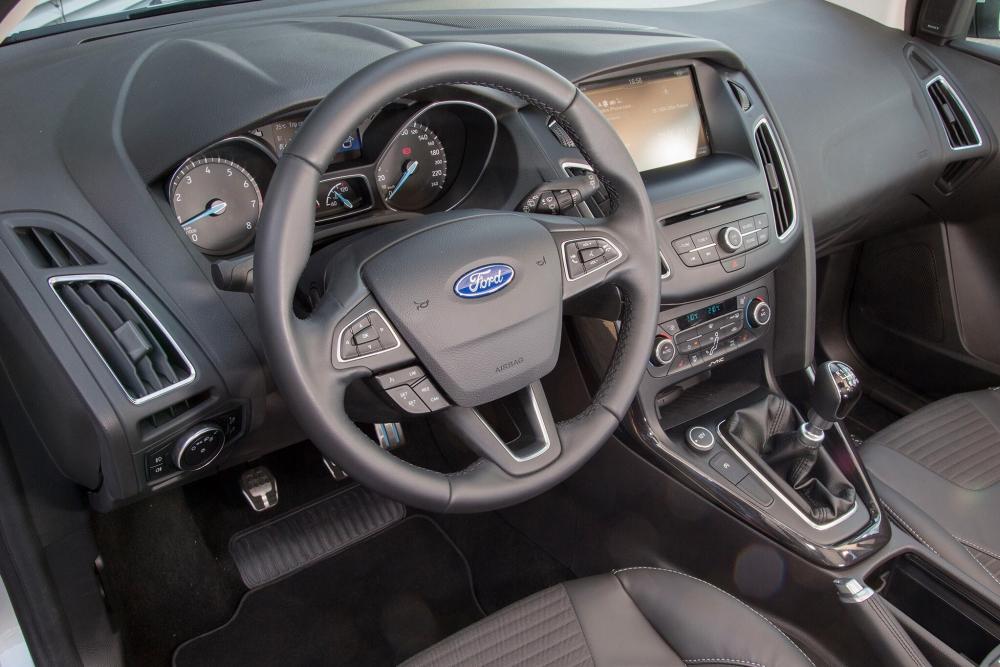 Ford Focus 3 поколение рестайлинг хетчбэк 5-дв. интерьер 